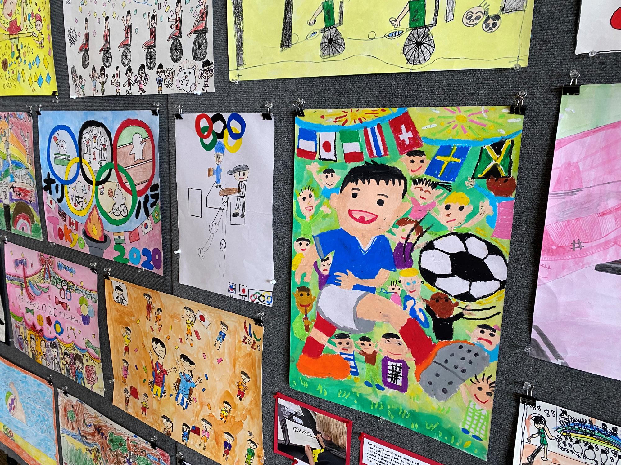 ブルーミントン市内で展示されている和泉市児童の作品