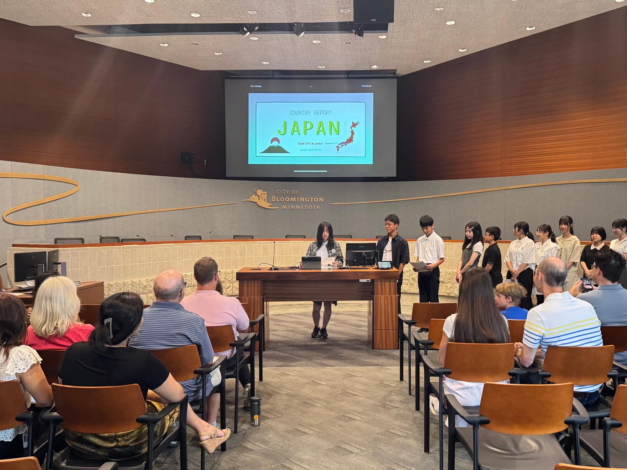 市役所の議場で和泉市についてのプレゼン