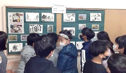 鶴山台北小学校での展示の様子
