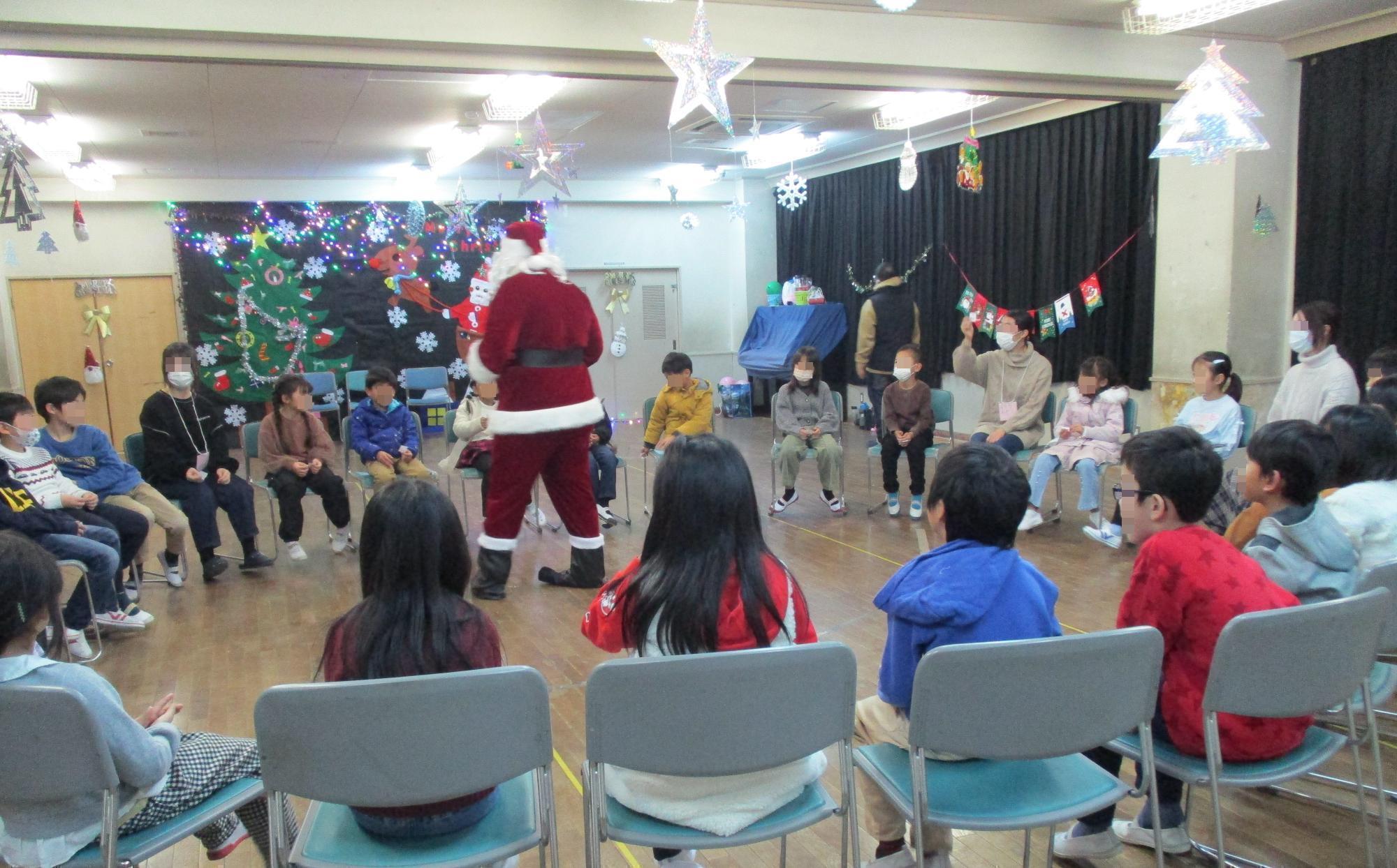 英語でクリスマスパーティーの様子