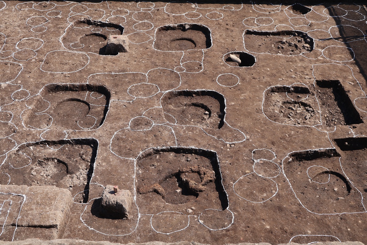 1.5m四方の大型柱穴で構成される楼閣風建物 近景（西から）