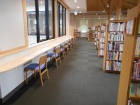 北部リージョンセンター図書室の、読書席と本棚を撮影した写真