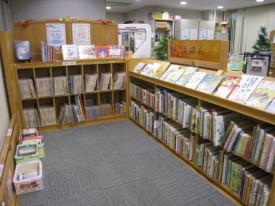 南部リージョンセンター図書室の館内のコーナーの様子を撮影した写真