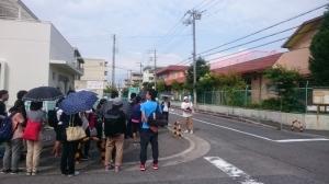 小・中学校初任者研修にて、和泉市の街の様子を眺める参加者の写真