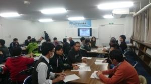 和泉市小・中学校情報機器担当者会で話し合いをしている参加者の写真