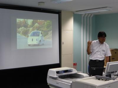 Comunication研修にて、スライドを用いて発表を行っている参加者の写真