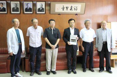 各グループの代表者から市長に「和泉市新庁舎整備基本計画市民ワークショップのまとめ」が提出された時の写真