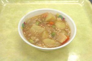 和泉市学校給食レシピとして紹介しているじゃがいものそぼろ煮の完成見本の写真