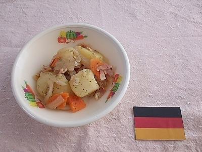 和泉市学校給食レシピとして紹介しているドイツのジャーマンポテトの完成見本の写真