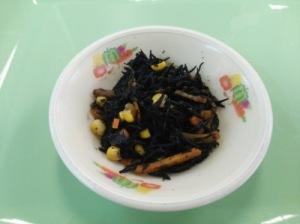 和泉市学校給食レシピとして紹介しているひじきの洋風煮の完成見本の写真