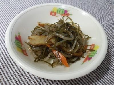 和泉市学校給食レシピとして紹介している糸昆布の炒め煮の完成見本の写真