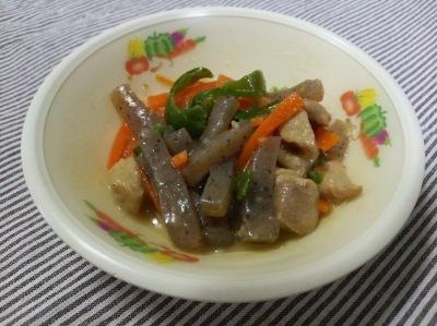 和泉市学校給食レシピとして紹介しているこんにゃくと鶏肉の甘みそ煮の完成見本の写真