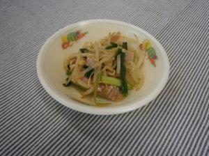 和泉市学校給食レシピとして紹介しているもやしとにらのソテーの完成見本の写真