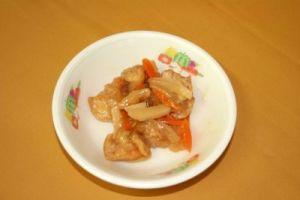 和泉市学校給食レシピとして紹介している鶏肉の甘酢あんかけの完成見本の写真