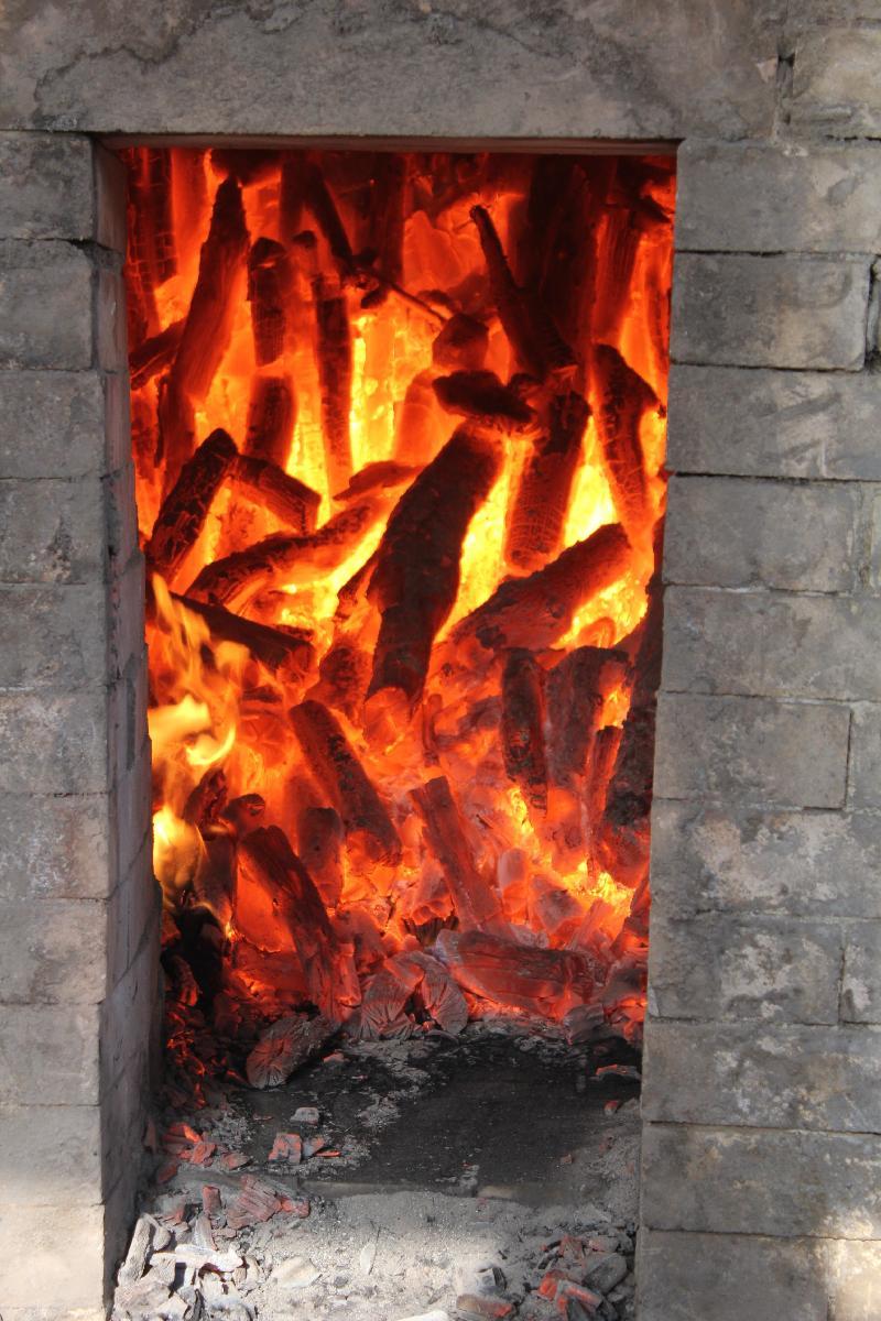 窯の入り口から見える、赤熱した炭の写真