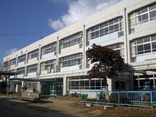 鶴山台南小学校の校舎の写真