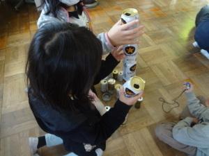 光北祭で行われた「空き缶積み」で遊ぶ児童の写真