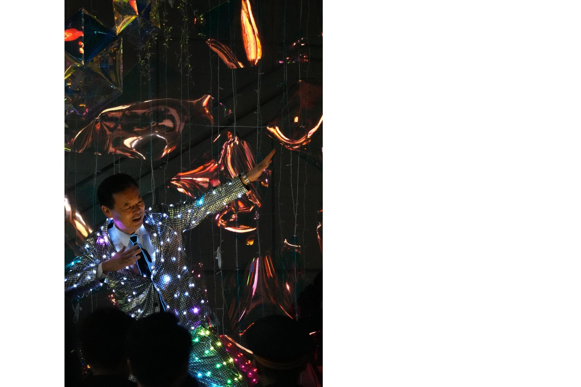 イルミネーションスーツを着た市長