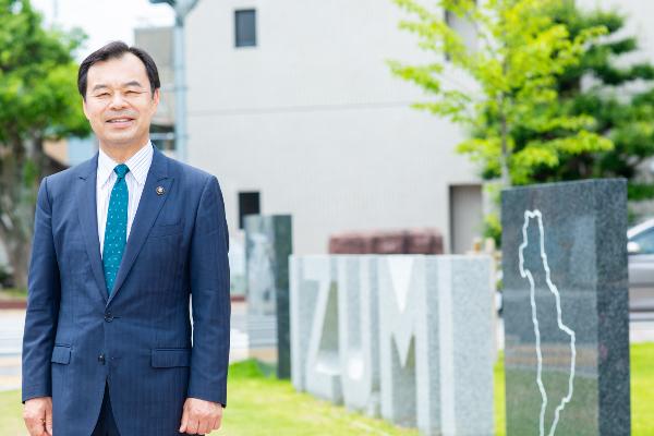 市役所モニュメント前での市長写真
