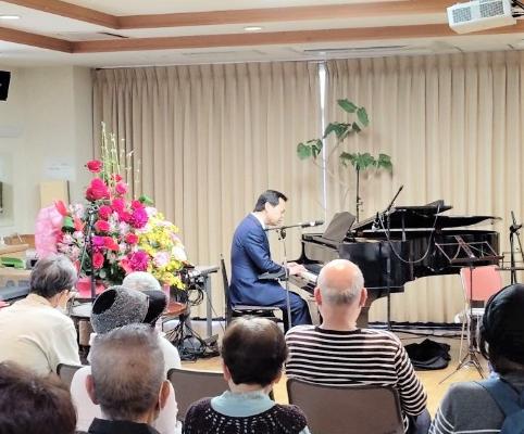 ピアノを演奏している様子