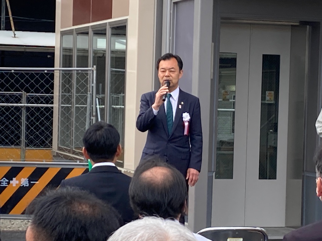 自由通路の渡り初めにかかる挨拶の様子